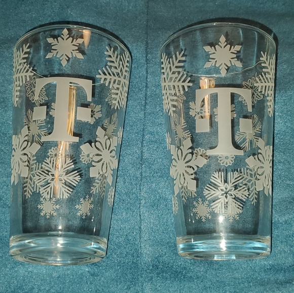 NEW T-Mobile Set of 2 Holiday Snowflake Winter Scene Pint Glass Tumblers NIB - Picture 4 of 16